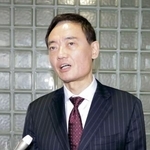 　自民党富山市連の会合に訪れ、取材に応じる元参院議員の中田宏氏＝１６日午前、富山市