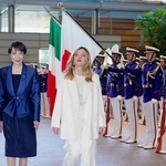 　栄誉礼を受けるイタリアのメローニ首相。左は高市首相＝１６日午前、首相官邸
