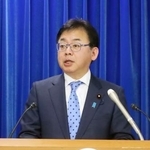 　記者会見する上野厚労相＝１６日午前、厚労省