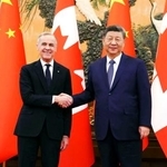 　握手するカナダのカーニー首相（左）と中国の習近平国家主席＝１６日、北京の人民大会堂（ロイター＝共同）