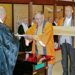 　高野山の金剛峯寺に特大ゴボウ「はたごんぼ」を奉納する「くにぎ広場」の関係者ら＝１６日、和歌山県高野町