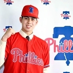 　米大リーグ、フィリーズとマイナー契約を結び、笑顔でポーズをとる誉高のモレチ・アレシャンドレ投手＝１６日、愛知県小牧市