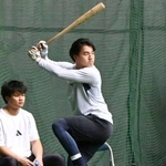 　自主トレを公開し、打撃練習するロッテ・西川＝沖縄県宜野座村