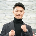 　ポーズをとるボクシングの元世界バンタム級２団体統一王者の中谷潤人＝１６日、東京都江東区