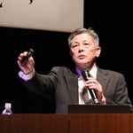 　講演する冨岡豊彦さん＝１６日午後、相模原市