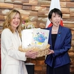 　イタリアのメローニ首相（左）に国際園芸博覧会のマスコットキャラクター「トゥンクトゥンク」とサンリオのコラボ商品などを贈呈する高市首相＝１６日、首相官邸