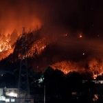 　延焼が続く山梨県の扇山＝１６日午後６時２６分、大月市