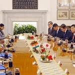 　インドのジャイシャンカル外相らと会談する茂木外相（右から２人目）＝１６日、ニューデリー（共同）