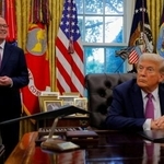 　ハセット米国家経済会議委員長（左）とトランプ大統領＝２０２５年９月、ワシントン（ロイター＝共同）