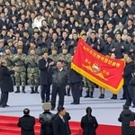 　青年組織「社会主義愛国青年同盟」の創設８０年を祝う行事に臨む北朝鮮の金正恩朝鮮労働党総書記（中央）＝１６日、平壌の金日成競技場（朝鮮中央通信＝共同）