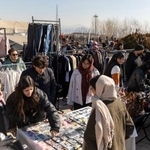 　１６日、イランの首都テヘランの市場で買い物をする人々（ゲッティ＝共同）
