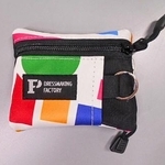 　府中刑務所の受刑者が廃棄品を活用して製作したコインケース（東京都府中市提供）