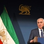 　１６日、記者会見するレザ・パーレビ氏＝ワシントン（共同）