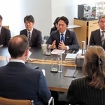 　パランティア・テクノロジーズ社幹部と意見交換する小泉防衛相（奥右から２人目）＝１６日、米ワシントン（共同）