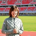 　建て替えが進むパロマ瑞穂スタジアムを視察した高橋尚子さん＝１７日、名古屋市