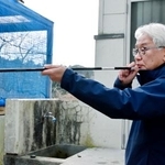 　吹き矢をかまえる「ＺＯＯＭＯ」の辻本恒徳園長＝２０２５年１１月、盛岡市