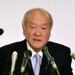 　記者会見する自民党の鈴木幹事長＝１７日午後、盛岡市