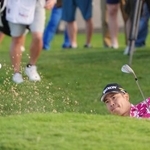 　第２ラウンド、１３番で第３打を放つ松山英樹。通算１アンダーで５９位＝ワイアラエＣＣ（共同）