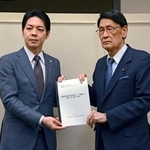 　北海道の鈴木直道知事（左）から要望書を受け取る与党プロジェクトチーム共同座長の渡海紀三朗衆院議員＝１７日午後、札幌市