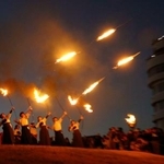 　和歌山県串本町の火祭りで、火矢を放つ県立串本古座高の弓道部員＝１７日夕