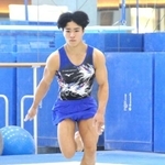 　試技会で床運動の演技をする徳洲会の岡慎之助＝神奈川県鎌倉市