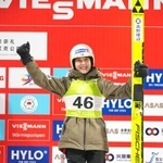 　３位となり表彰台で笑顔の丸山希＝張家口（共同）