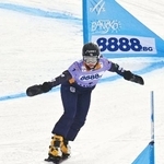 　決勝トーナメント１回戦で滑走する三木つばき＝バンスコ（共同）