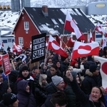 　１７日、グリーンランドの中心都市ヌークでの抗議デモ（ゲッティ＝共同）
