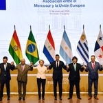 　１７日、パラグアイ・アスンシオンで自由貿易協定（ＦＴＡ）署名式典に出席した欧州連合（ＥＵ）や南米各国の首脳ら（ゲッティ＝共同）