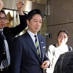 　ＮＨＫ番組への出演後、記者の質問に答える日本維新の会の藤田共同代表＝１８日午前、東京都千代田区