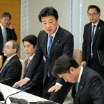 　各省庁の事務次官を集めた会議に臨む木原官房長官（中央）＝９日、首相官邸