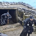 　２０２５年４月、「長生炭鉱」の潜水調査を終え、坑口から出てくるダイバー＝山口県宇部市