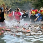 　川湯温泉の河原に設けられた露天風呂「仙人風呂」で行われたかるた大会＝１８日午後、和歌山県田辺市