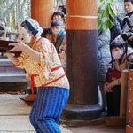 　丹生都比売神社で催された「天野の御田祭」で、「田ヅ女」の演技を見る参拝客＝１８日午後、和歌山県かつらぎ町