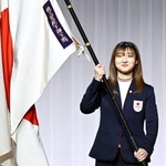 　ミラノ・コルティナ冬季五輪の日本選手団の結団式で、団旗を手にするフィギュアスケート女子の坂本花織＝１８日午後、千葉県船橋市