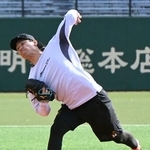 　自主トレで投球練習するロッテ・高野＝長崎市