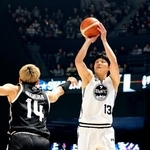 　第４クオーター、シュートを放つ「Ｂ・ＷＨＩＴＥ」の田中＝長崎市ハピネスアリーナ