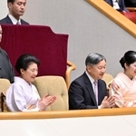 　大相撲初場所を観戦される天皇、皇后両陛下と愛子さま＝１８日午後、東京・両国国技館