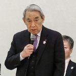 　関西３空港懇談会の会合で発言する関経連の松本正義会長＝１８日午後、大阪市北区