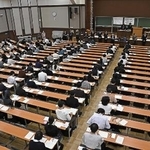 　大学入学共通テストに臨む受験生＝１７日、東京都文京区の東大