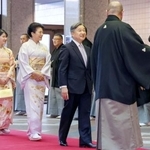 　大相撲初場所の観戦のため東京・両国国技館を訪問された天皇、皇后両陛下と愛子さま＝１８日午後（代表撮影）