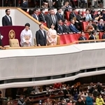 　大相撲初場所の観戦のため東京・両国国技館を訪問された天皇、皇后両陛下と愛子さま＝１８日午後