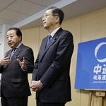 　新党「中道改革連合」を紹介するユーチューブ動画の収録を終え、記者団の取材に応じる立憲民主党の野田佳彦代表（左）と公明党の斉藤鉄夫代表＝１７日、東京・永田町