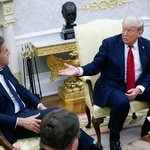 　昨年７月、ホワイトハウスで会談するトランプ米大統領（右）とＮＡＴＯのルッテ事務総長（ゲッティ＝共同）