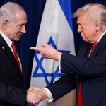 　握手するトランプ米大統領（右）とイスラエルのネタニヤフ首相＝２０２５年１２月２９日、米南部フロリダ州（ロイター＝共同）