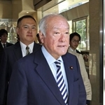 　ＮＨＫ番組への出演を終えた、自民党の鈴木幹事長＝１８日午前、東京都千代田区