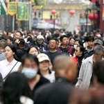 　多くの市民でにぎわう北京の繁華街＝２０２５年４月（共同）