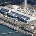 　新潟県の東京電力柏崎刈羽原発。左から、５号機、６号機、７号機＝２０２５年１１月