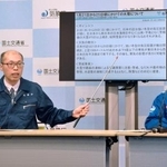 　記者会見で大雪への警戒を呼びかける気象庁の担当者（左）＝１９日午後、気象庁
