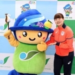 　壮行会で相模原市のキャラクターと記念写真に納まるカーリング女子日本代表の小谷優奈＝１９日、相模原市役所